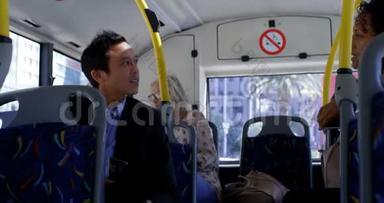 情侣在乘坐4k公交车时在手机上自拍